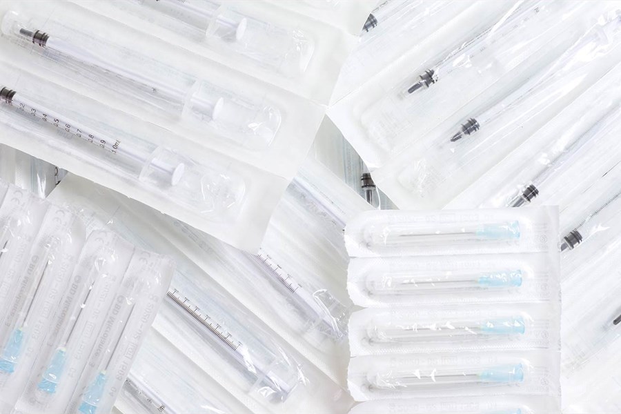 Plastic packaging containing hypodermic needles
